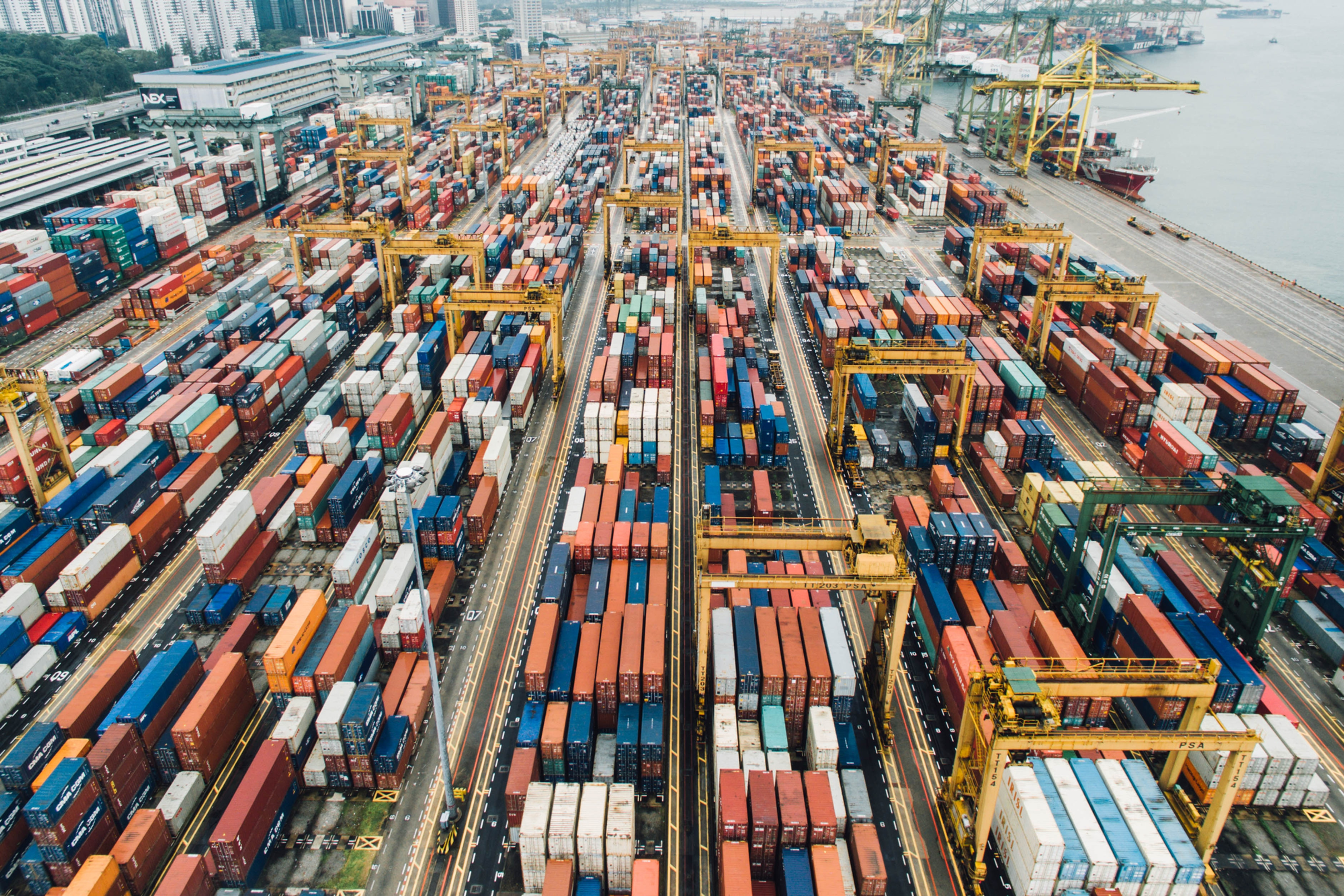 Overzicht van containers en laadkranen in een haven